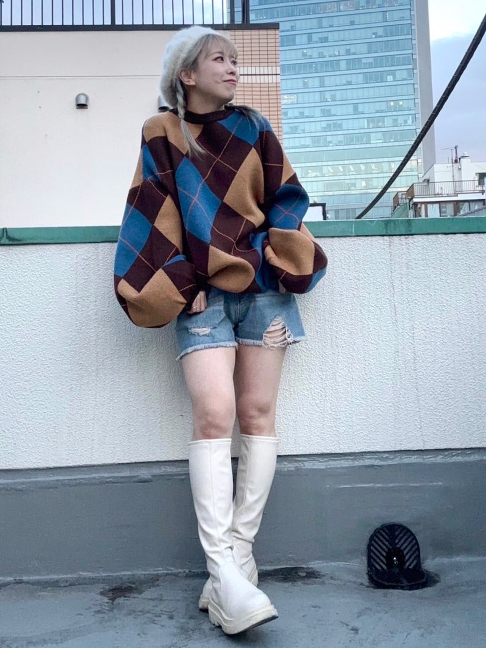 ブラウン系のニット/セーター、ブルー系のデニムパンツ、ホワイト系のハンチング/ベレー帽を着用したレディースの冬コーディネートの2枚目の写真