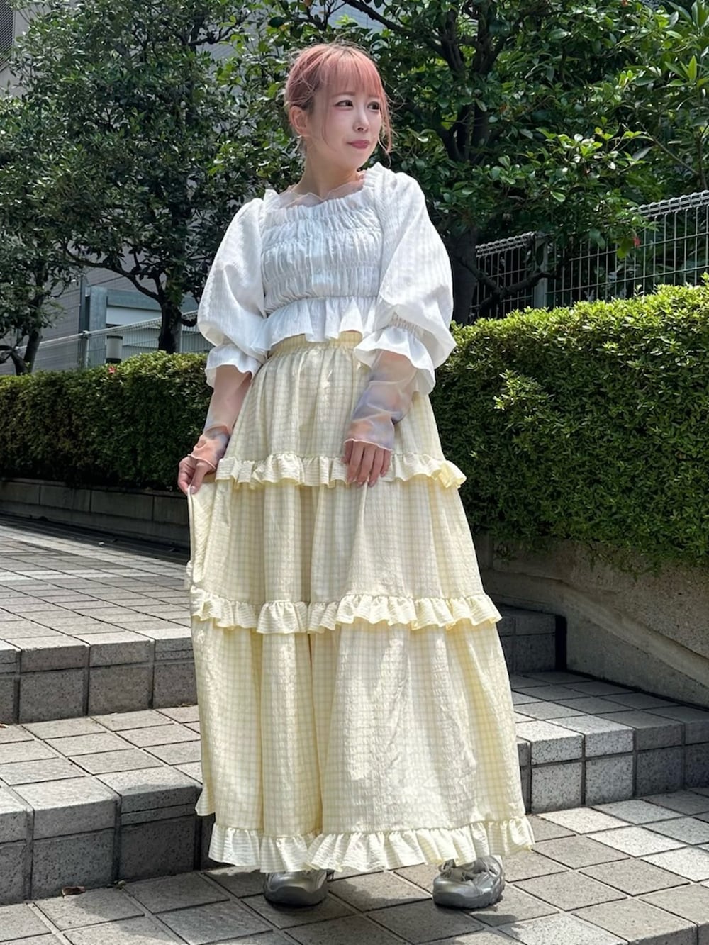 イエロー系のスカート、ホワイト系のシャツ/ブラウスを着用したレディースの夏コーディネートの2枚目の写真