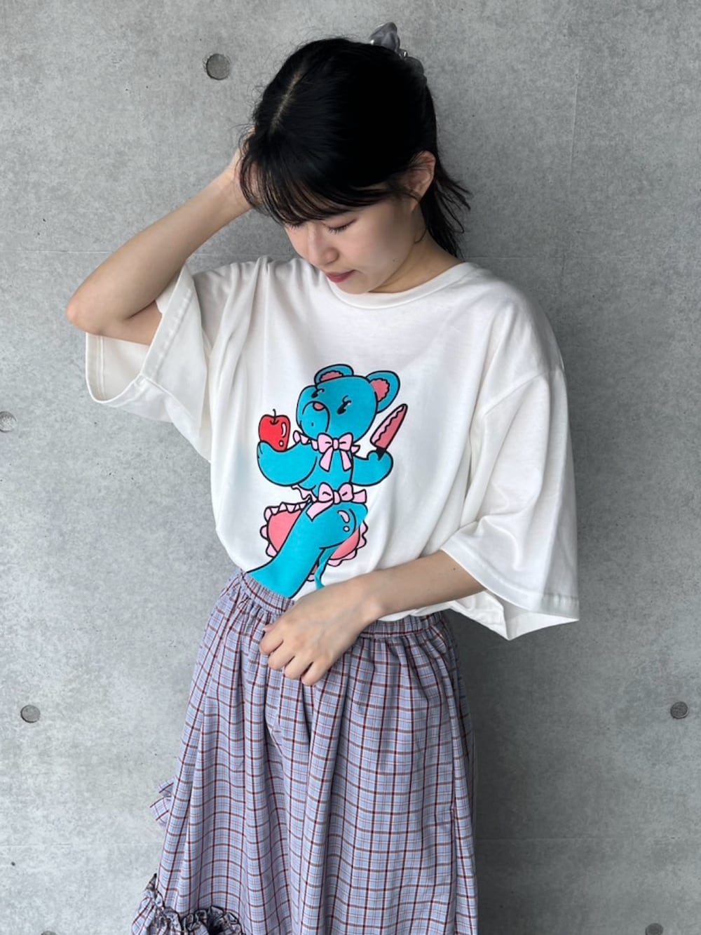 ブルー系のスカート、ホワイト系のTシャツ/カットソーを着用したレディースの夏コーディネートの4枚目の写真