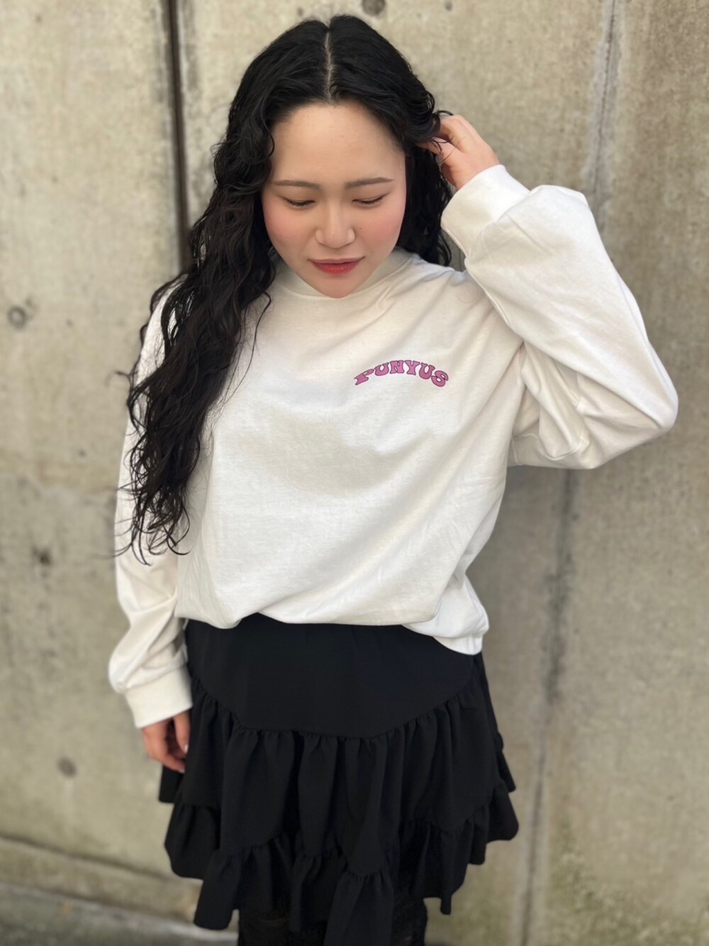 ホワイト系のTシャツ/カットソー、ブラック系のスカート、ブラック系のその他パンツを着用したレディースの春コーディネートの2枚目の写真