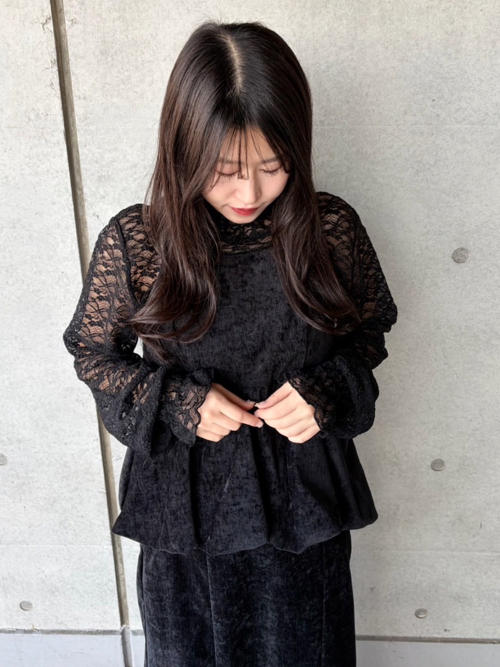 ブラック系のスカート、ブラック系のチュニック、ブラック系のTシャツ/カットソーを着用したレディースの冬コーディネートの5枚目の写真