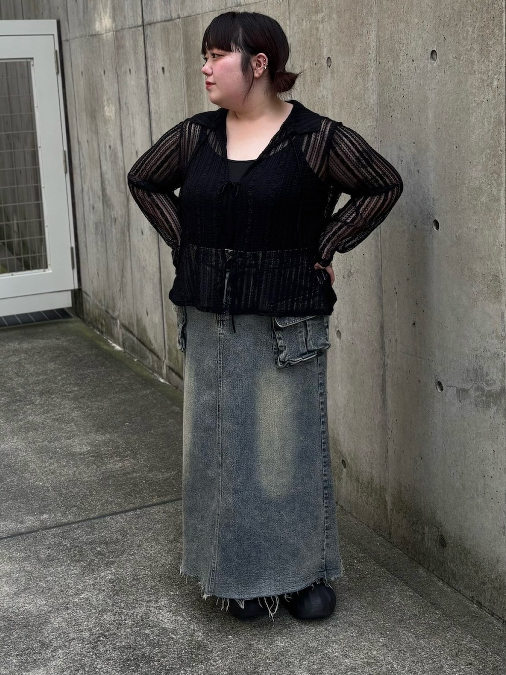 ブラック系のカーディガン/ボレロ、ブルー系のデニムスカートを着用したレディースの夏コーディネートの2枚目の写真