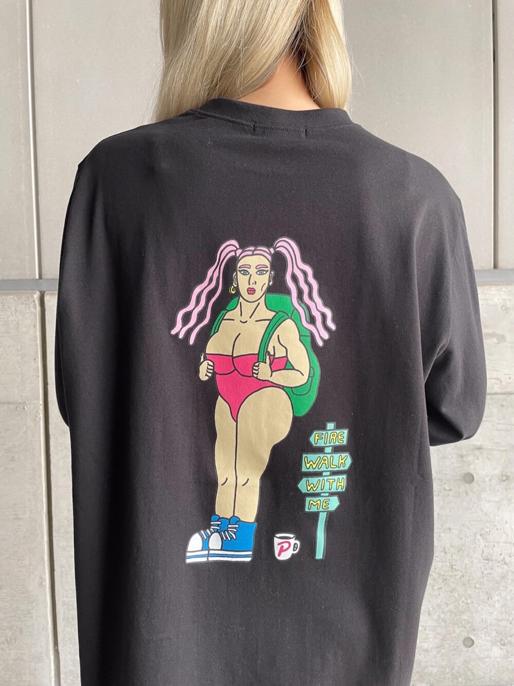 ブラック系のライダースジャケット、ブラック系のTシャツ/カットソーを着用したレディースの秋コーディネートの2枚目の写真