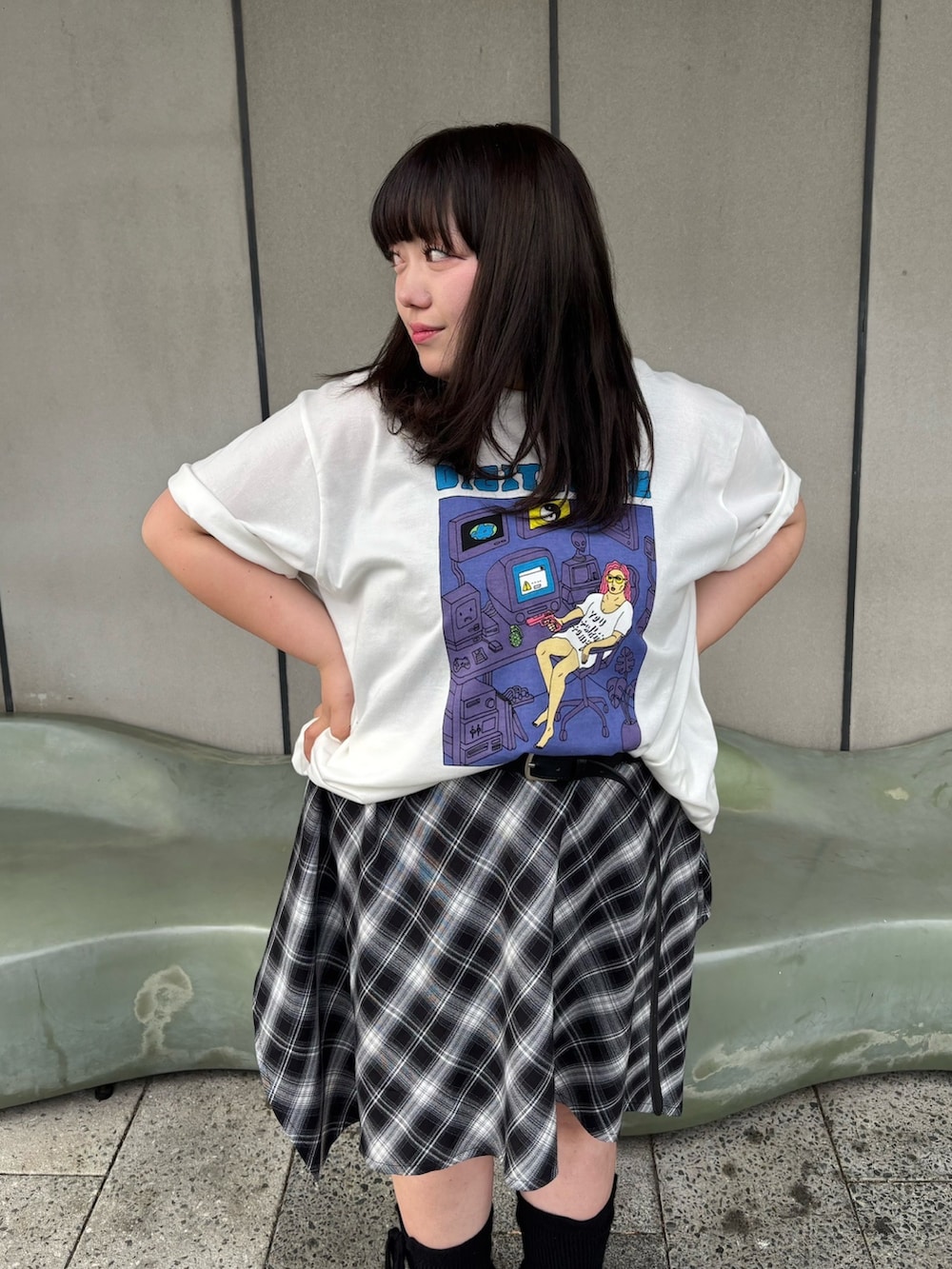 ホワイト系のTシャツ/カットソー、ブラック系のワンピースを着用したレディースの春コーディネートの4枚目の写真