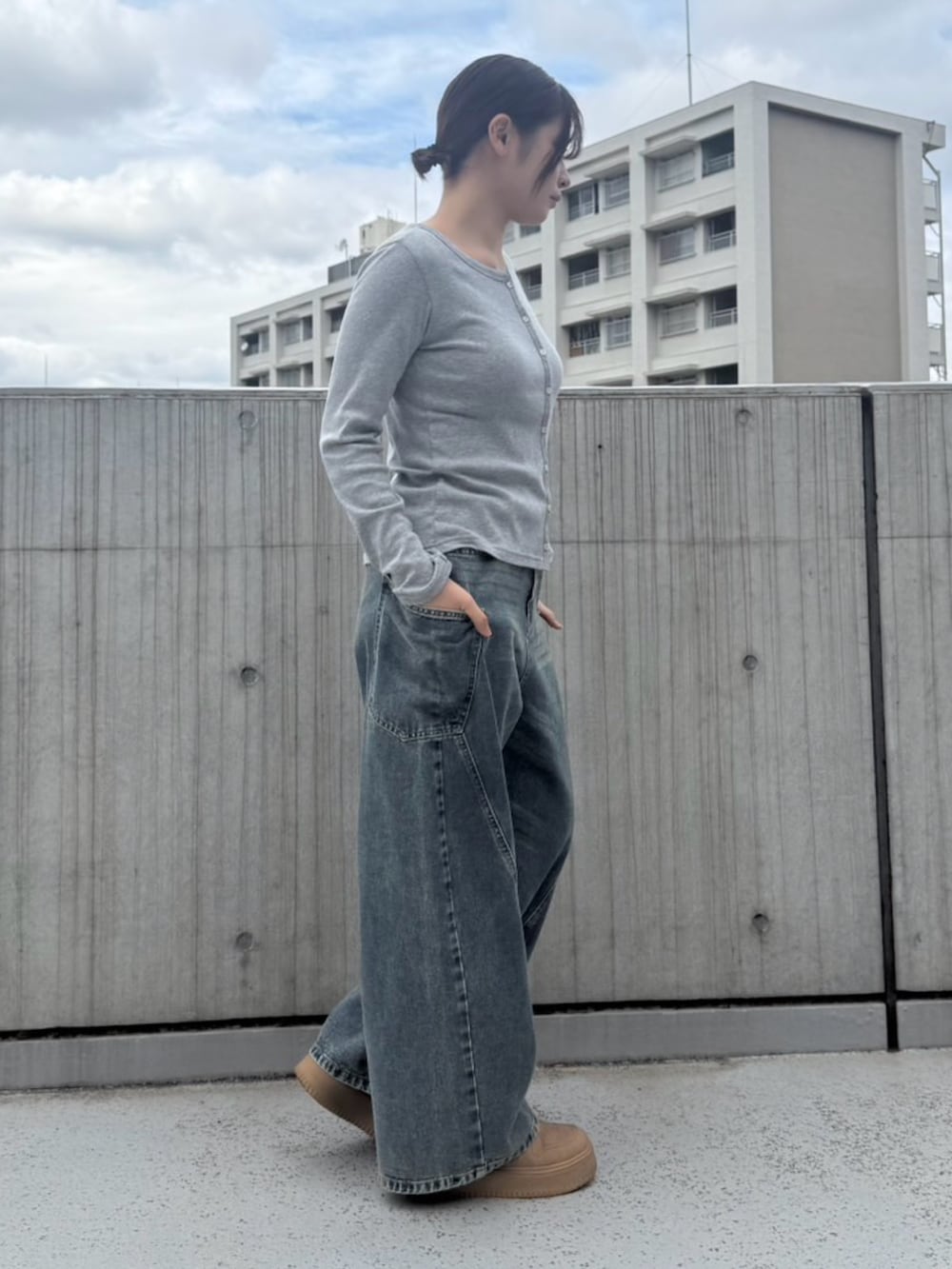 ブルー系のデニムパンツ、グレー系のカーディガン/ボレロを着用したレディースの春コーディネートの3枚目の写真