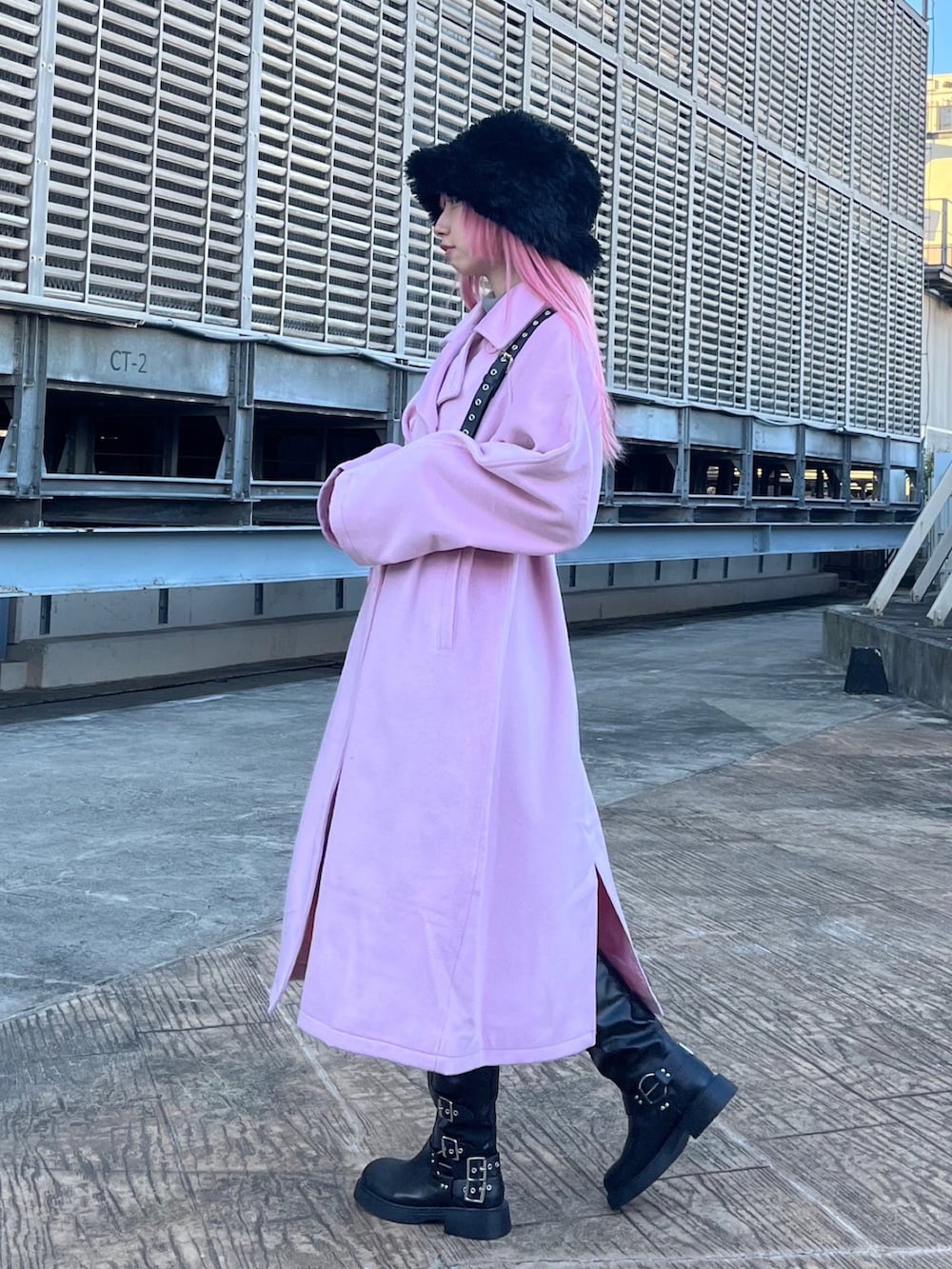 ピンク系のその他アウター、グレー系のニット/セーター、ブラック系のベルトを着用したレディースの秋コーディネートの2枚目の写真