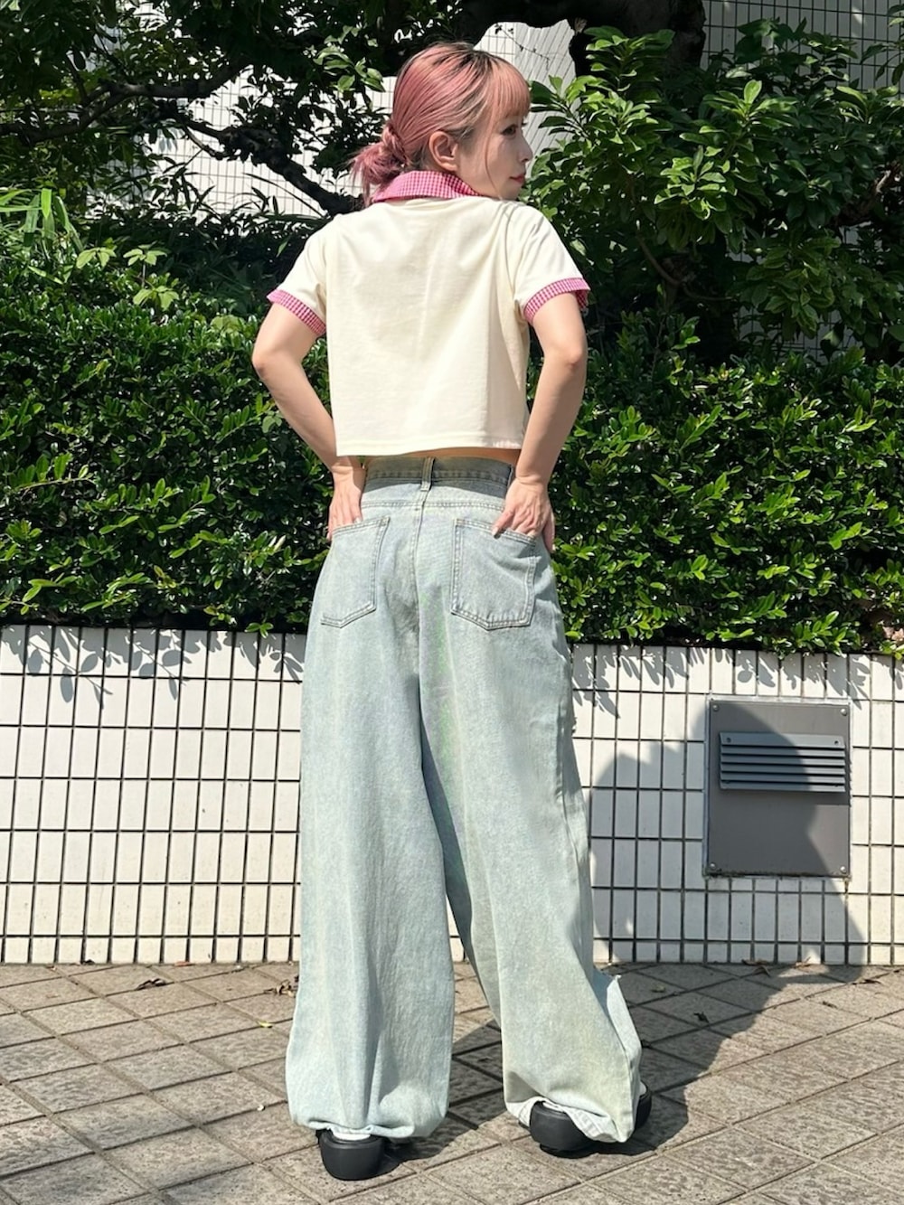 ブルー系のデニムパンツ、ホワイト系のTシャツ/カットソーを着用したレディースの夏コーディネートの5枚目の写真