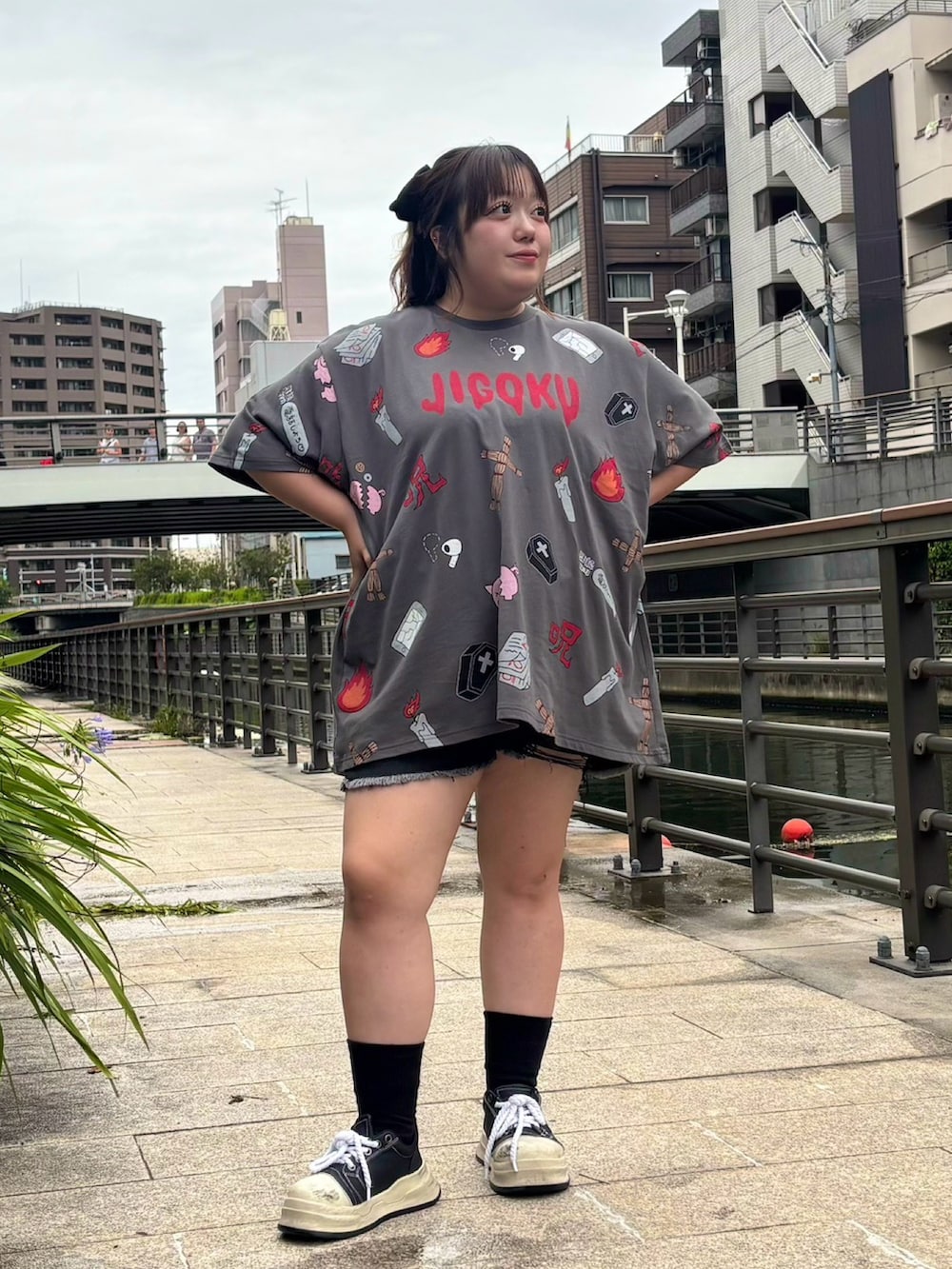 ブラック系のTシャツ/カットソーを着用したレディースの夏コーディネートの2枚目の写真