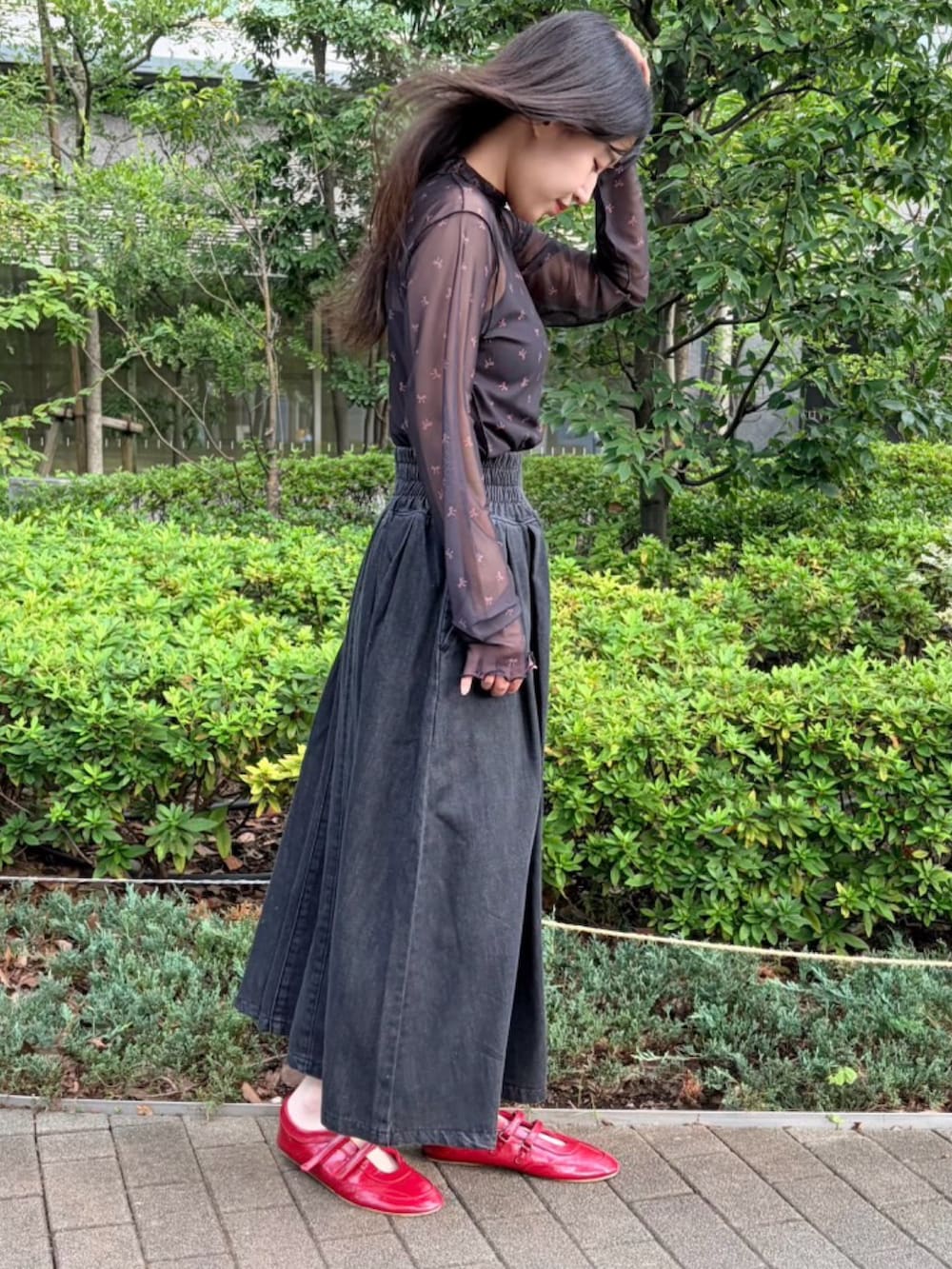 ブラック系のスカート、ブラック系のTシャツ/カットソーを着用したレディースの秋コーディネートの4枚目の写真