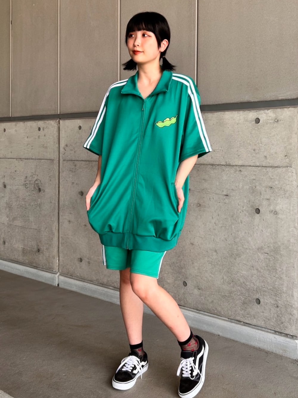 グリーン系のジャージ、グリーン系のその他パンツを着用したレディースの夏コーディネートの2枚目の写真