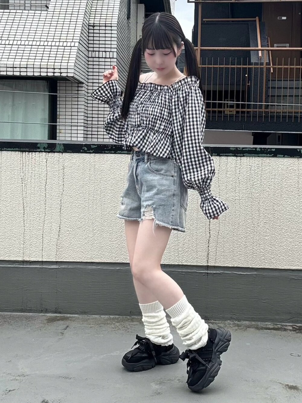 ブラック系のシャツ/ブラウス、ブルー系のデニムパンツを着用したレディースの春コーディネートの2枚目の写真