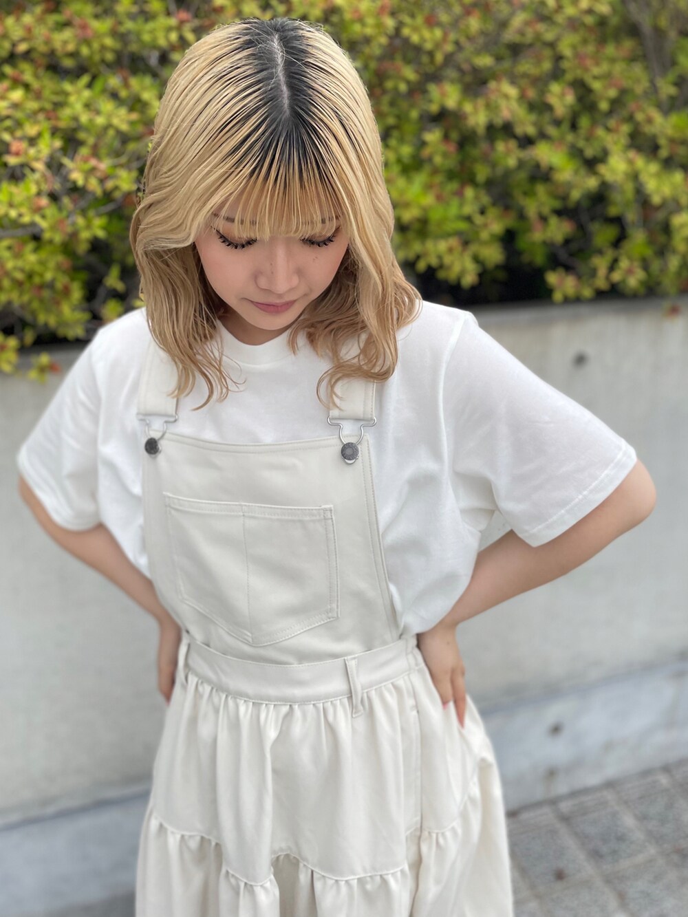 ホワイト系のTシャツ/カットソー、ホワイト系のワンピースを着用したレディースの夏コーディネートの3枚目の写真