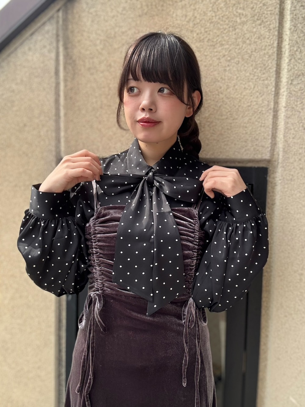 グレー系のワンピース、ブラック系のシャツ/ブラウスを着用したレディースの春コーディネートの5枚目の写真