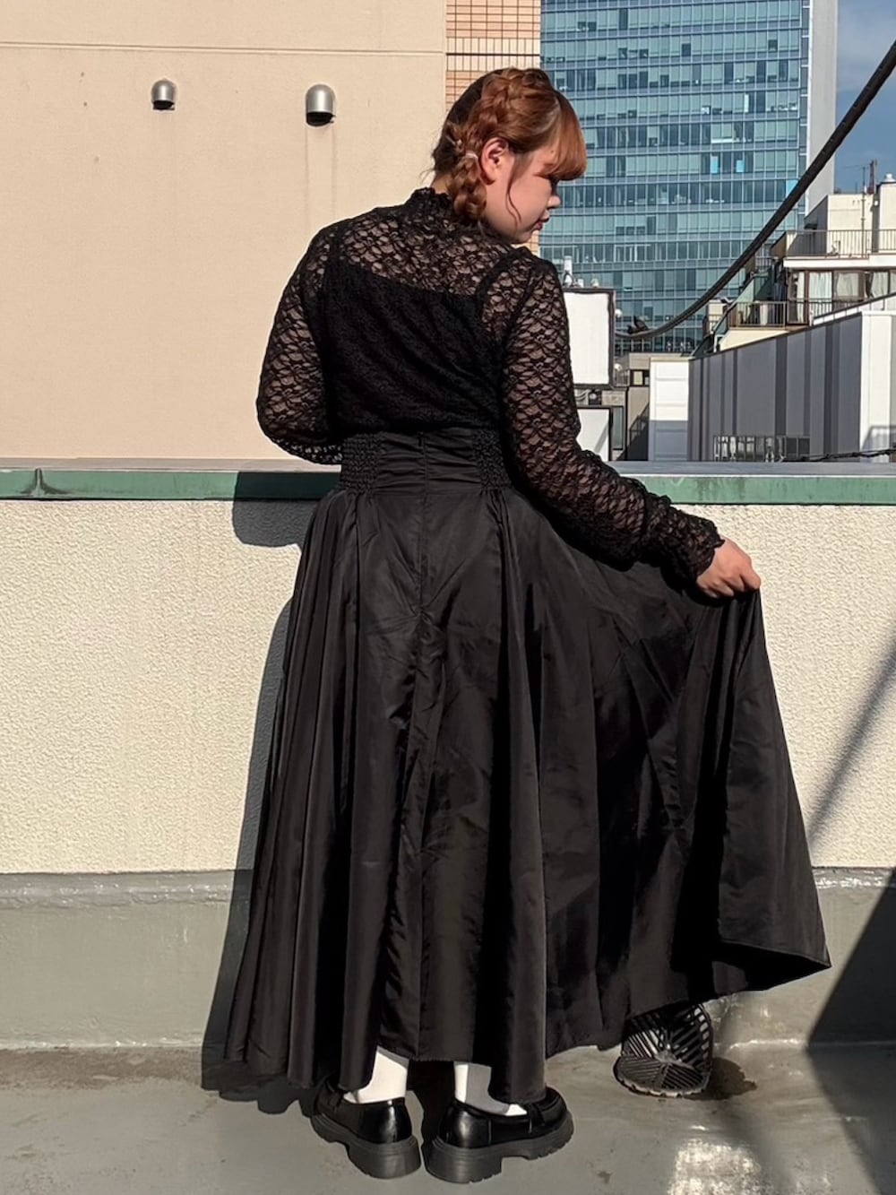 ブラック系のスカート、ブラック系のトップスを着用したレディースの夏コーディネートの4枚目の写真