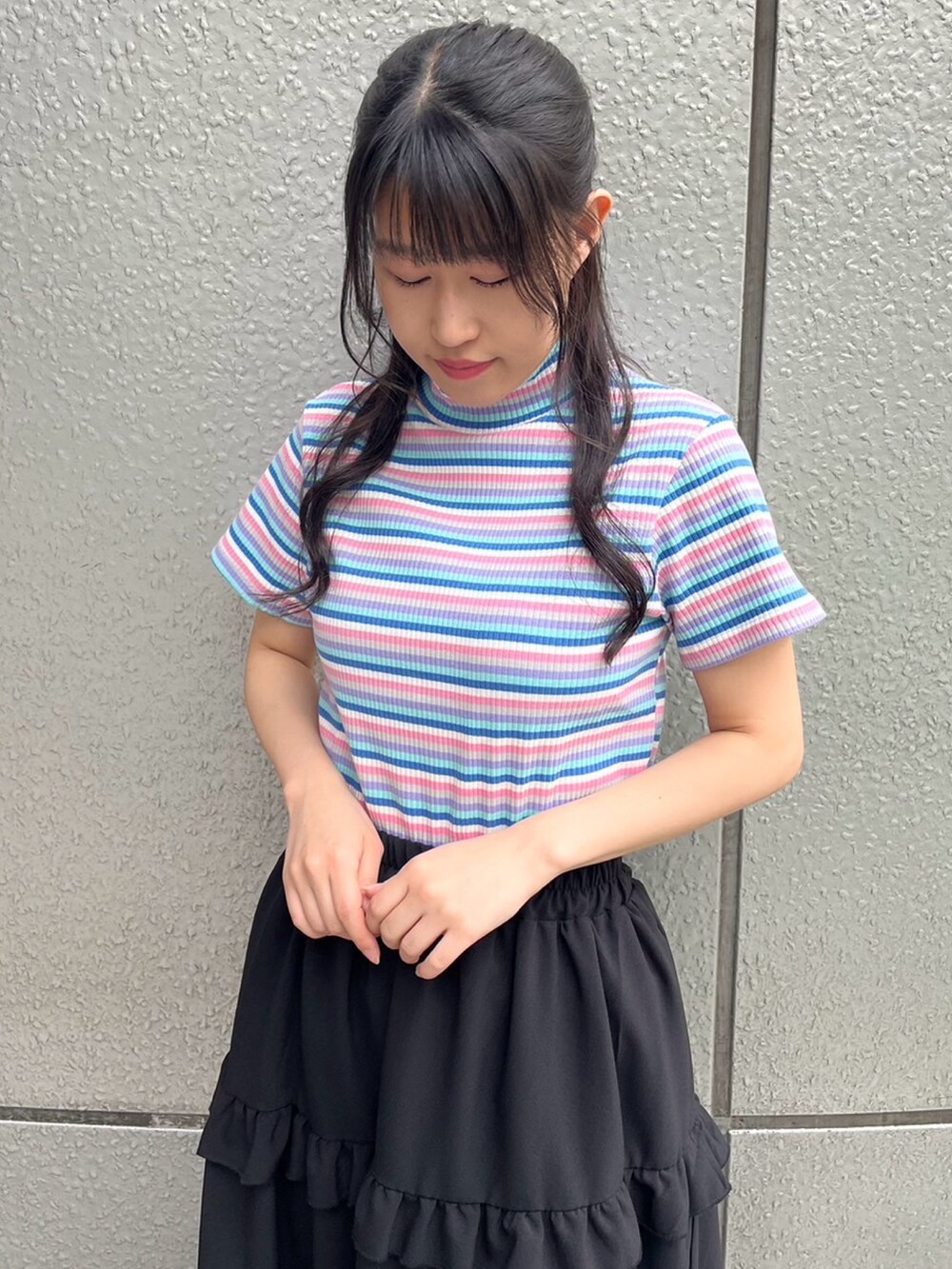 ブラック系のスカート、ブルー系のTシャツ/カットソーを着用したレディースの春コーディネートの3枚目の写真