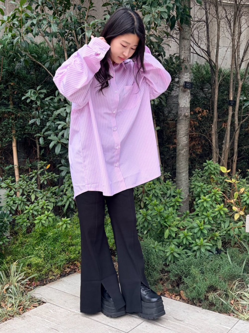 ブラック系のその他パンツ、ピンク系のシャツ/ブラウスを着用したレディースの冬コーディネートの2枚目の写真