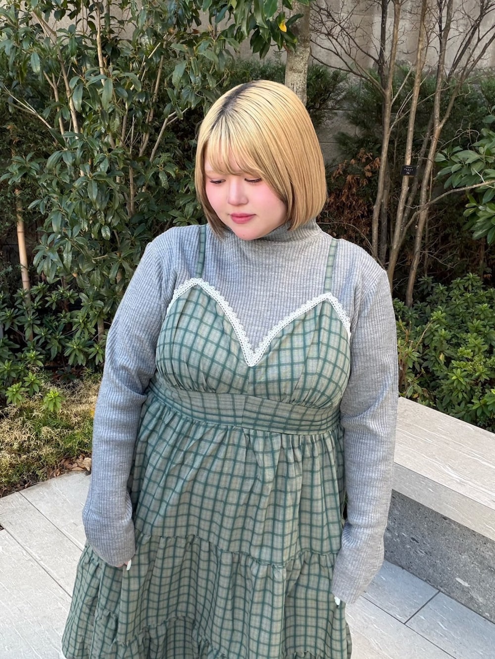 グリーン系のワンピース、グレー系のニット/セーターを着用したレディースの春コーディネートの5枚目の写真