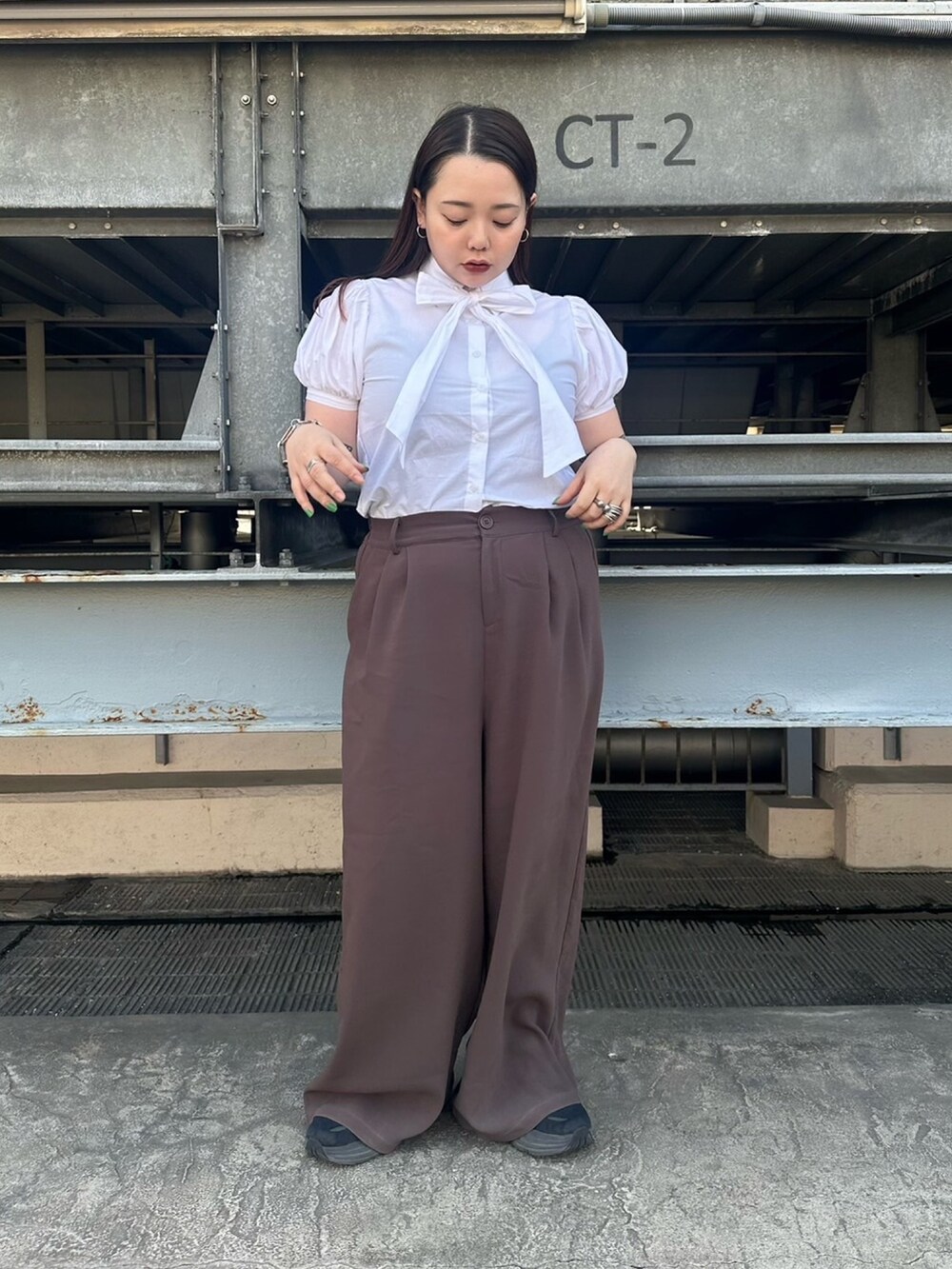 ブラウン系のその他パンツ、ホワイト系のシャツ/ブラウスを着用したレディースの春コーディネートの2枚目の写真