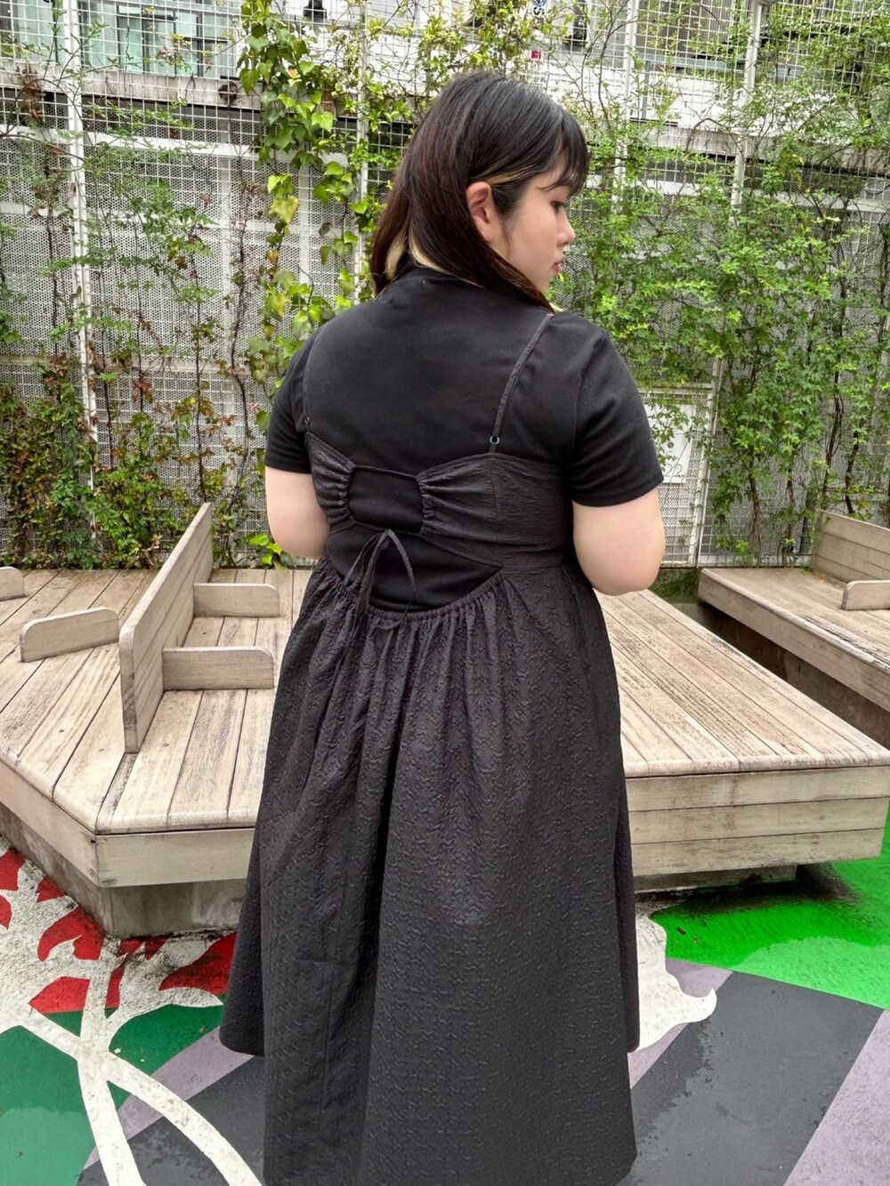 ブラック系のワンピース、ブラック系のサンダル、ブラック系のTシャツ/カットソーを着用したレディースの夏コーディネートの4枚目の写真