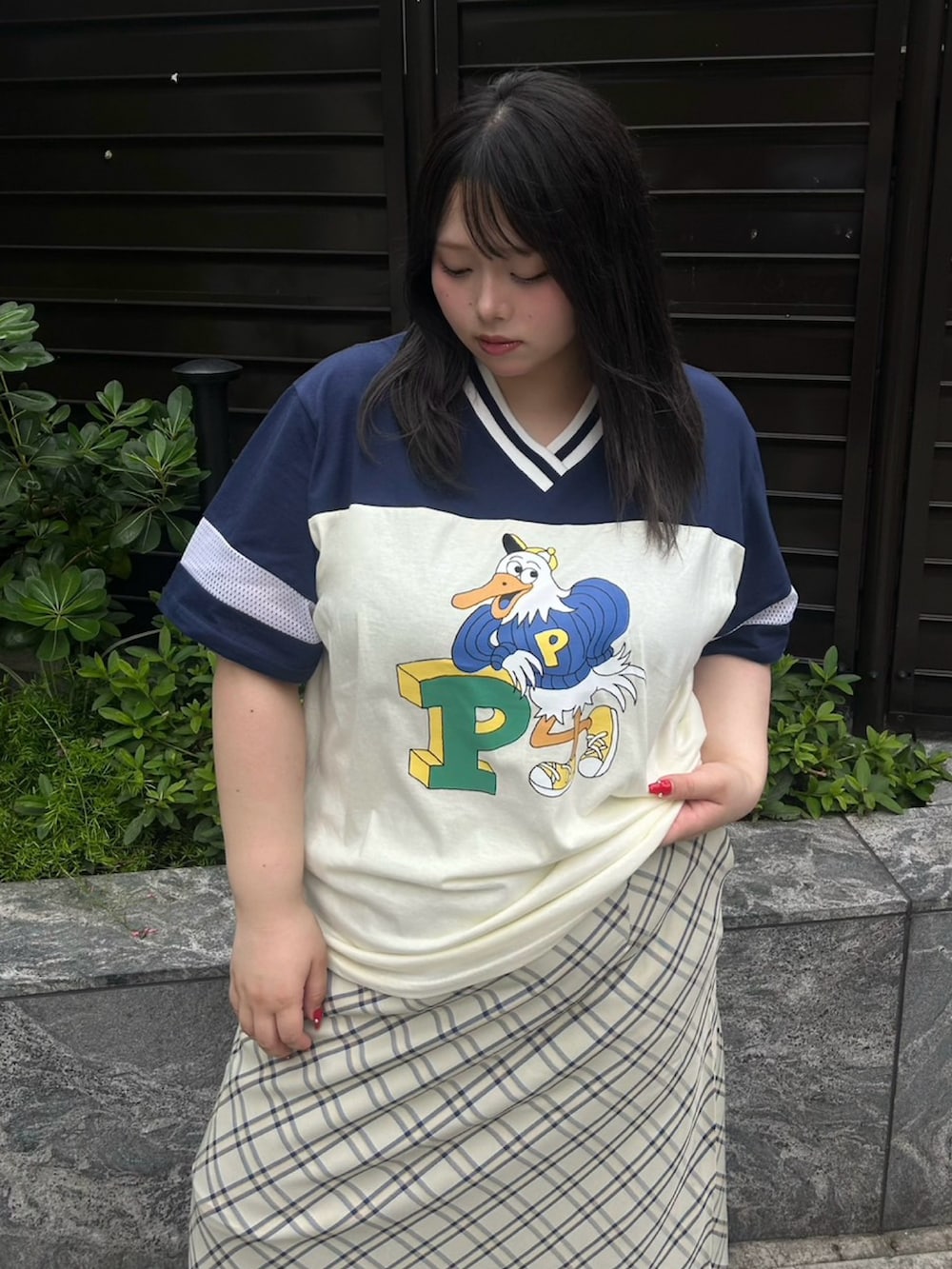 ベージュ系のスカート、ブルー系のTシャツ/カットソー、ブルー系のデニムパンツを着用したレディースの夏コーディネートの5枚目の写真