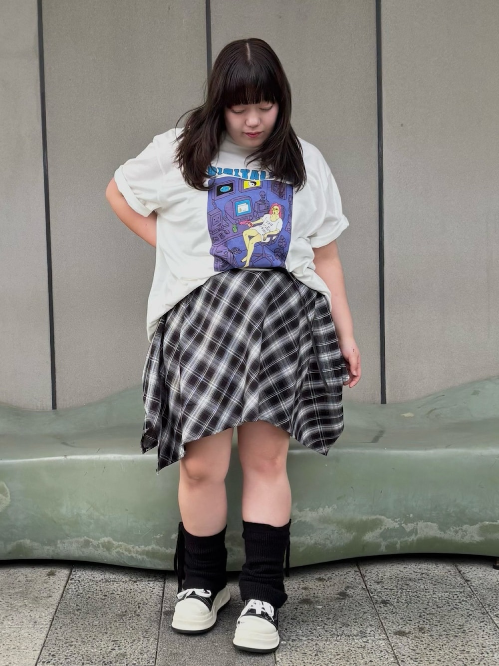ホワイト系のTシャツ/カットソー、ブラック系のワンピースを着用したレディースの春コーディネートの2枚目の写真