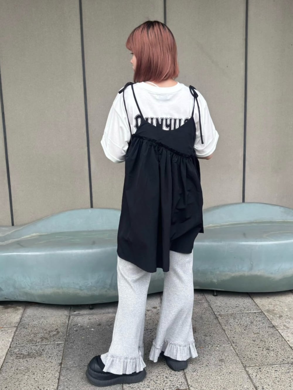 グレー系のその他パンツ、ブラック系のワンピース、ホワイト系のTシャツ/カットソーを着用したレディースの春コーディネートの3枚目の写真