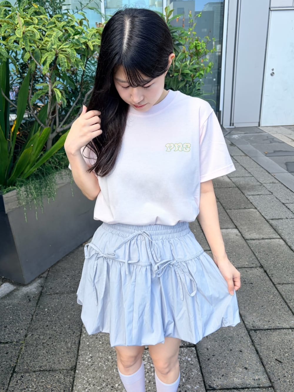 グレー系のスカート、ピンク系のTシャツ/カットソーを着用したレディースの夏コーディネートの5枚目の写真