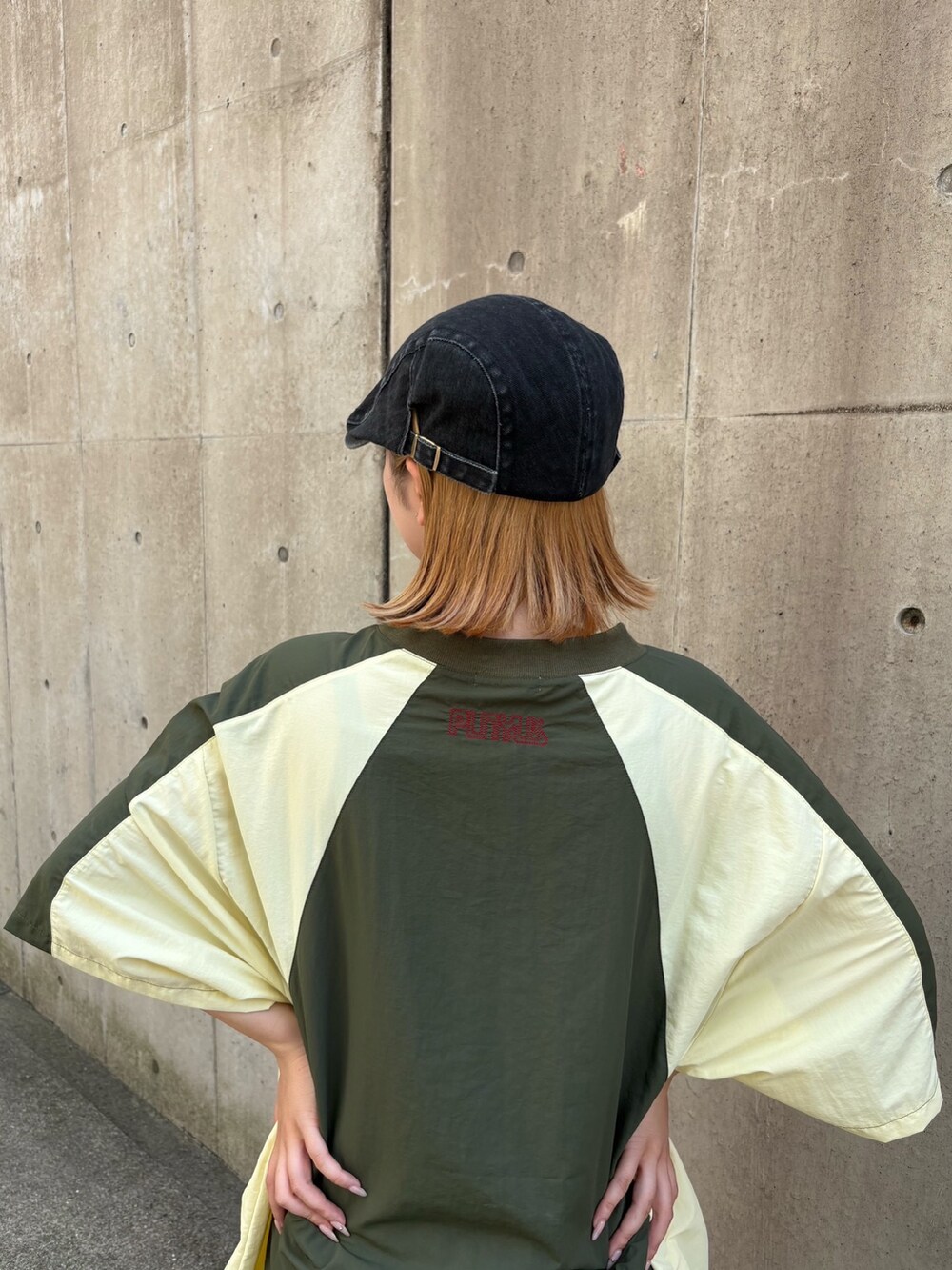 ブルー系のTシャツ/カットソー、グリーン系のTシャツ/カットソー、ブラック系のデニムスカートを着用したレディースの秋コーディネートの5枚目の写真