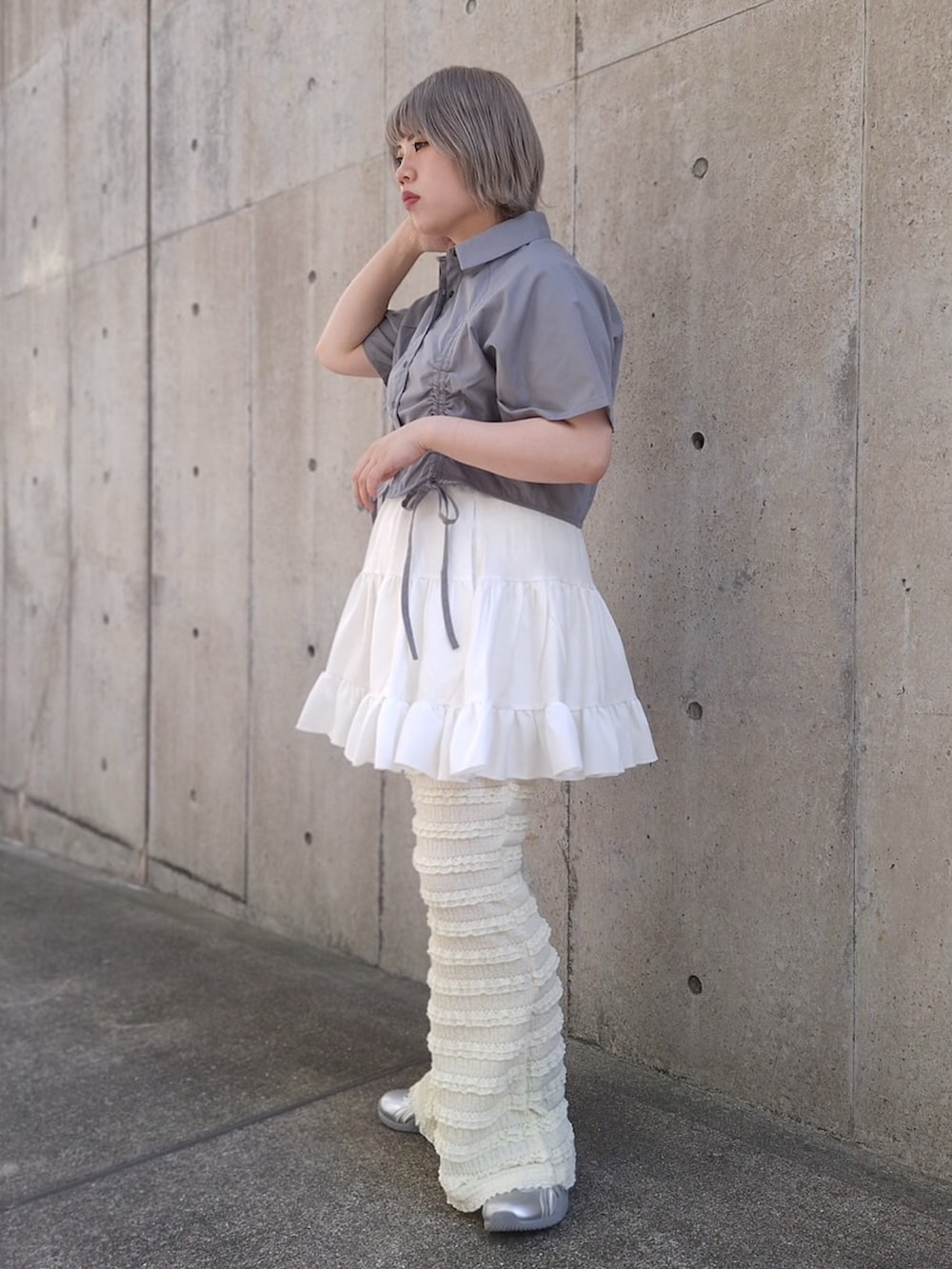 イエロー系のその他パンツ、ホワイト系のスカート、グレー系のシャツ/ブラウスを着用したレディースの夏コーディネートの2枚目の写真