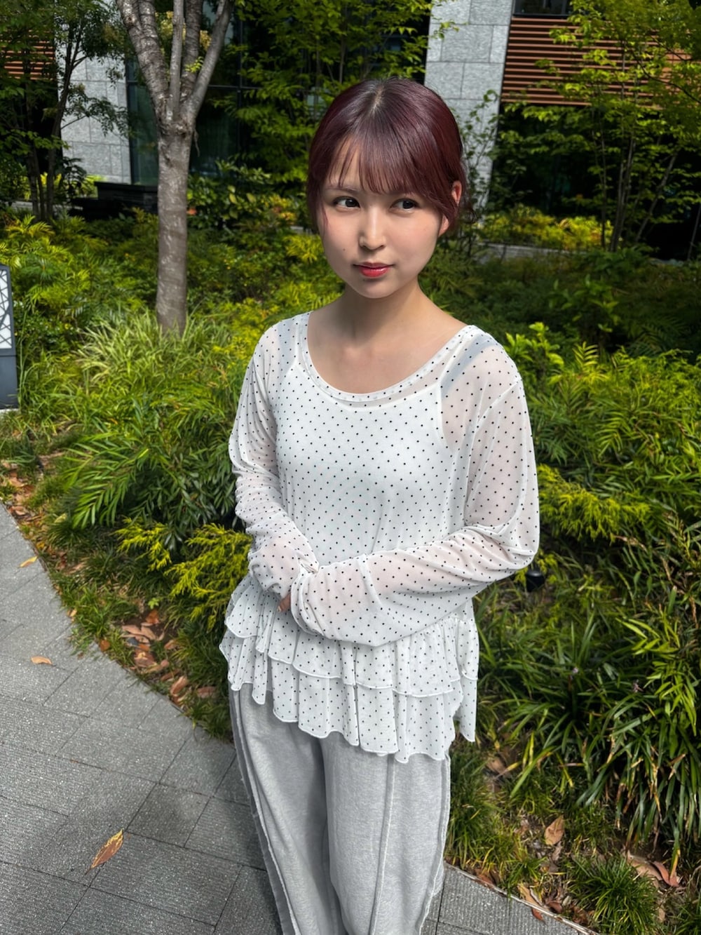 グレー系のスウェットパンツ、ホワイト系のTシャツ/カットソーを着用したレディースの夏コーディネートの5枚目の写真