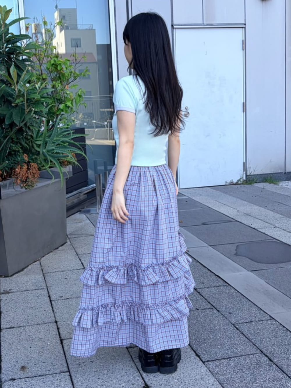 ブルー系のスカート、グリーン系のTシャツ/カットソーを着用したレディースの夏コーディネートの3枚目の写真