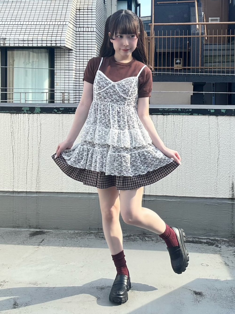 ブラウン系のスカート、ホワイト系のワンピース、ブラウン系のニット/セーターを着用したレディースの夏コーディネートの2枚目の写真