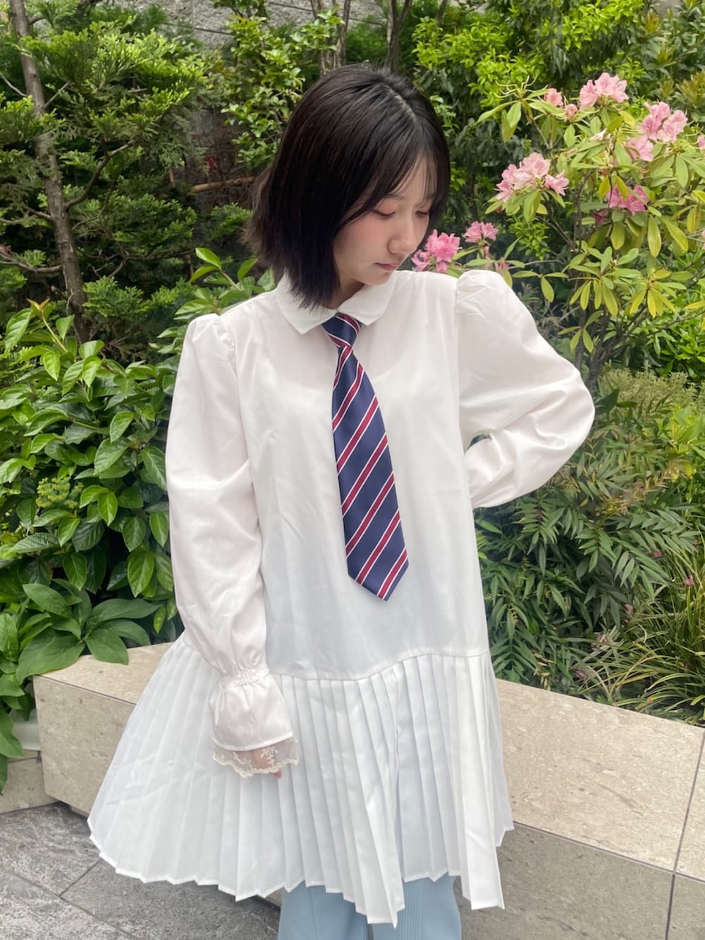 ホワイト系のシャツワンピース、ブルー系のネクタイ、ブルー系のその他パンツを着用したレディースの春コーディネートの6枚目の写真
