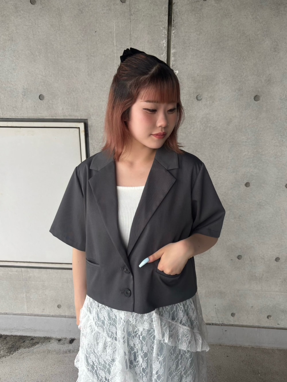 ホワイト系のスカート、ブルー系のデニムパンツ、グレー系のテーラードジャケットを着用したレディースの夏コーディネートの4枚目の写真