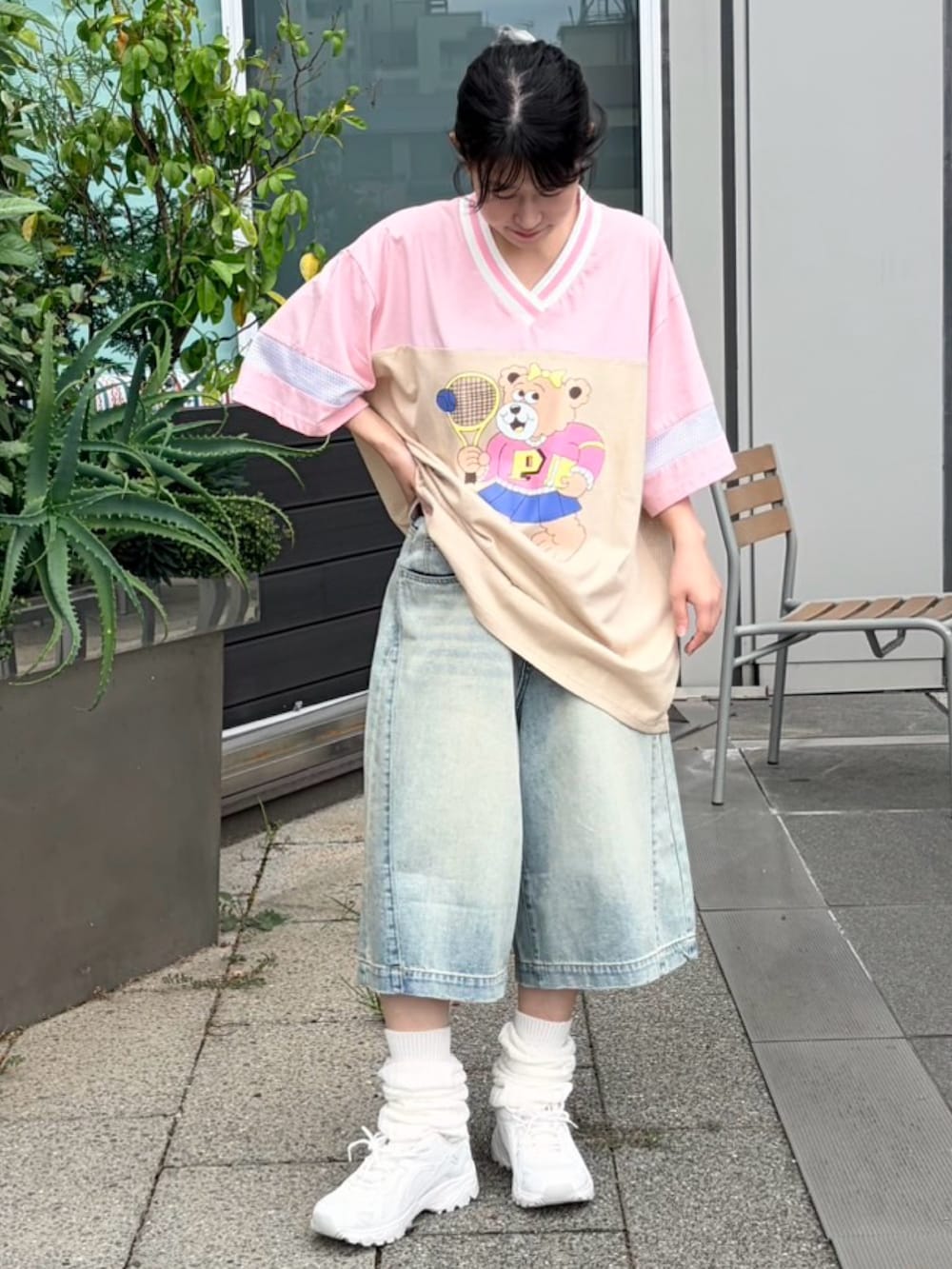 ピンク系のTシャツ/カットソー、ブルー系のデニムパンツを着用したレディースの夏コーディネートの2枚目の写真