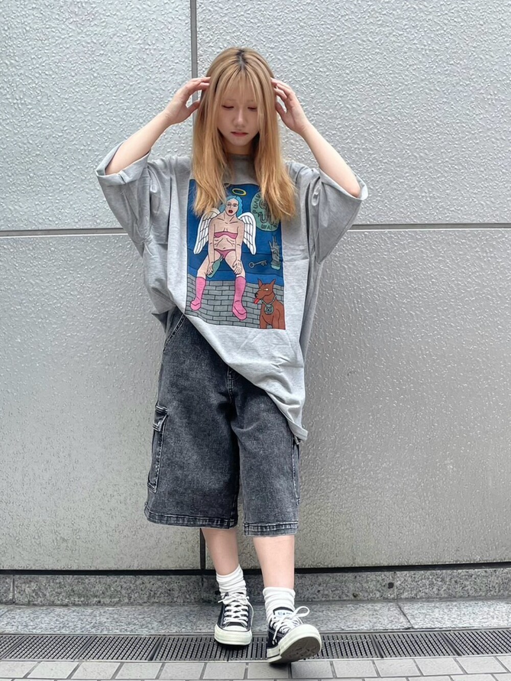 グレー系のTシャツ/カットソー、ブラック系のデニムパンツを着用したレディースの夏コーディネートの2枚目の写真