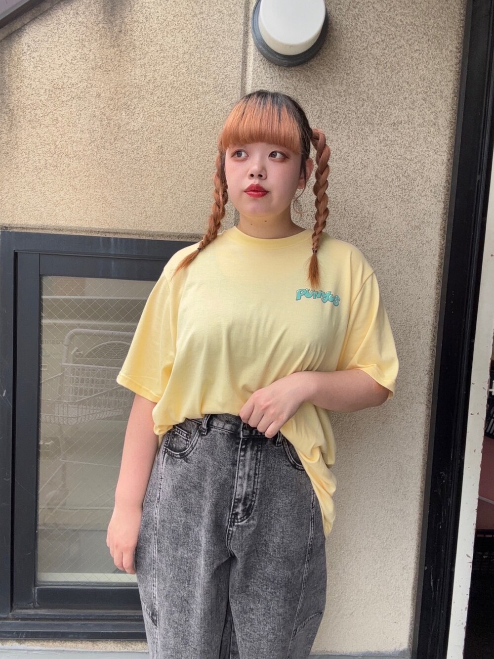 ブラック系のデニムパンツ、イエロー系のTシャツ/カットソーを着用したレディースの夏コーディネートの2枚目の写真