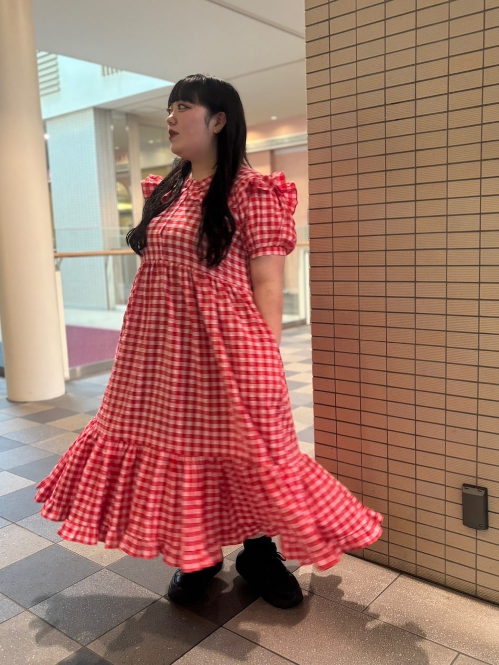 レッド系のワンピースを着用したレディースの春コーディネートの2枚目の写真