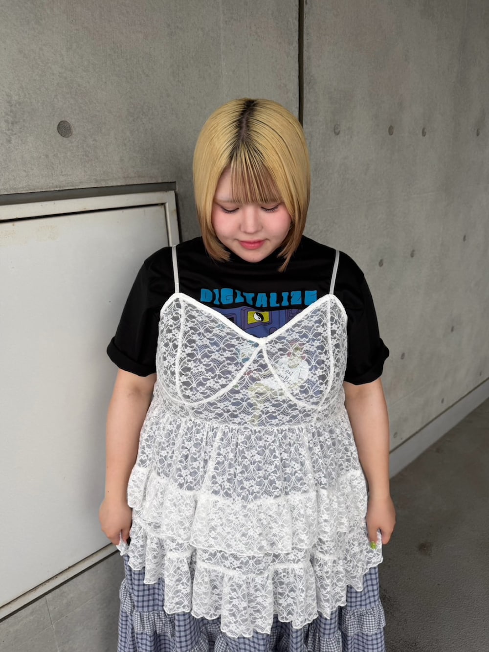 ブルー系のスカート、ホワイト系のチュニック、ブラック系のTシャツ/カットソーを着用したレディースの夏コーディネートの3枚目の写真