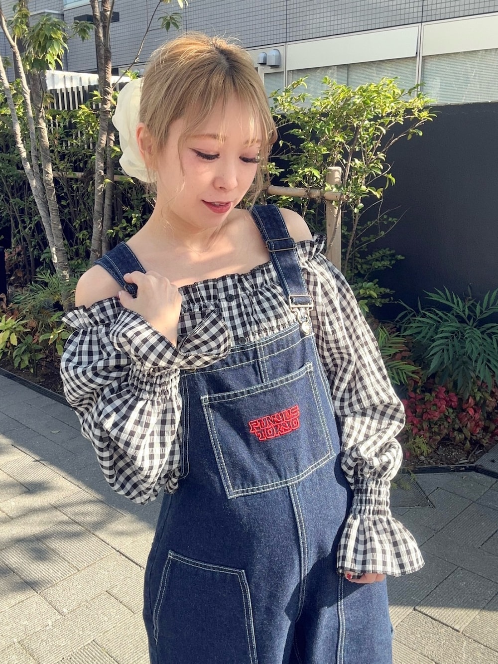 ブルー系のサロペット/オーバーオール、ブラック系のシャツ/ブラウスを着用したレディースの春コーディネートの4枚目の写真