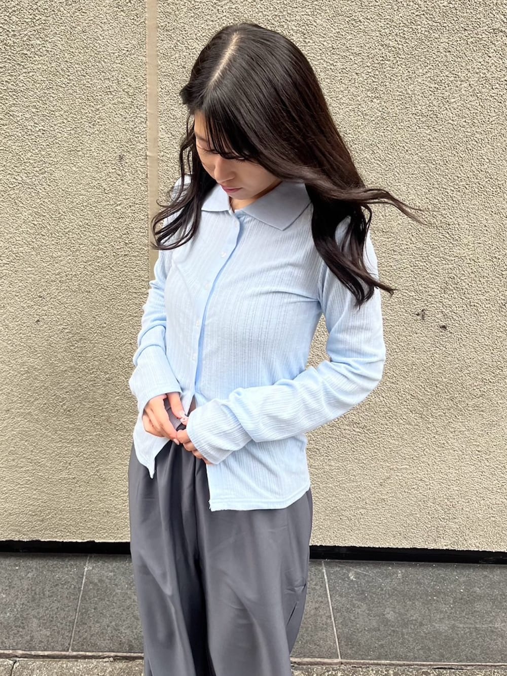 グレー系のスラックス、ブルー系のカーディガン/ボレロを着用したレディースの秋コーディネートの3枚目の写真