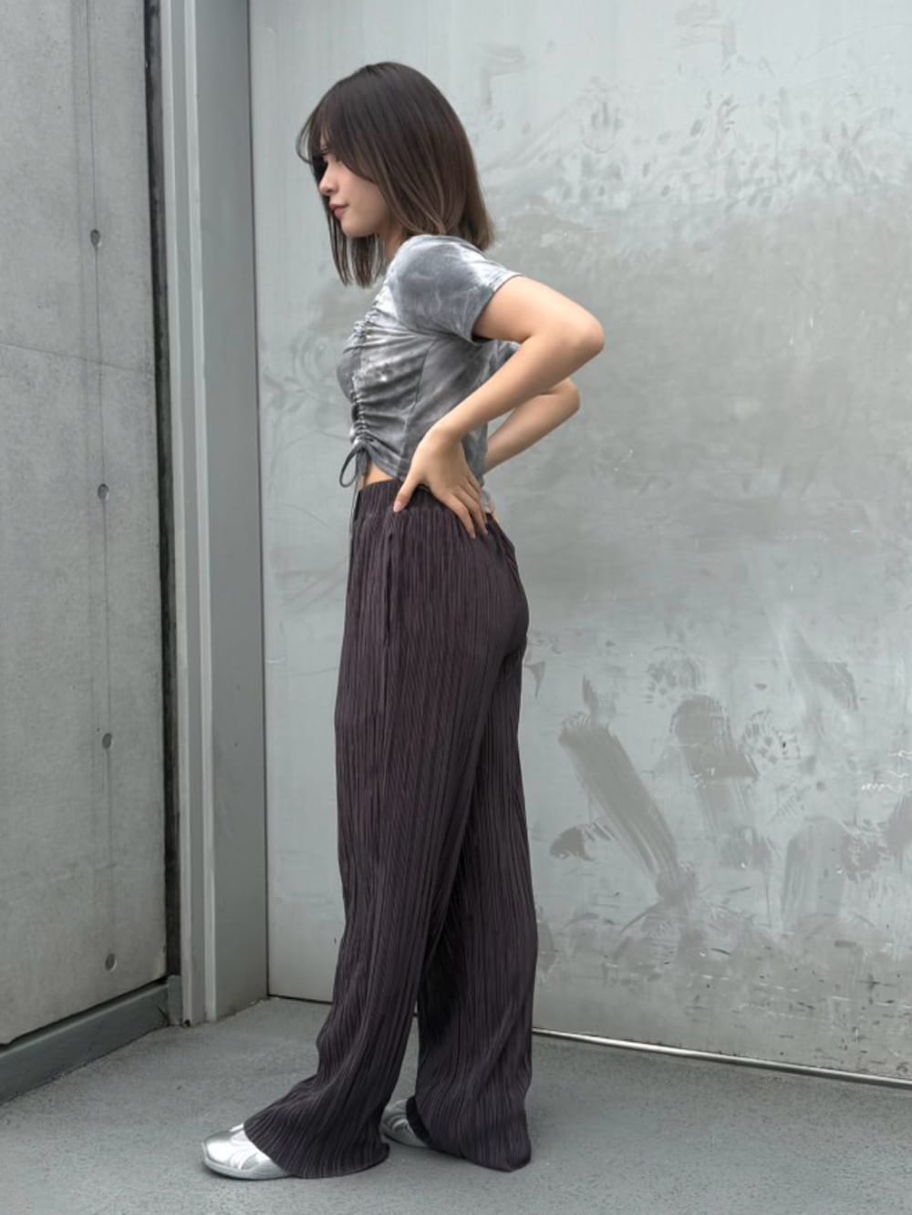 ブラック系のその他パンツ、ブラック系のTシャツ/カットソーを着用したレディースの春コーディネートの2枚目の写真