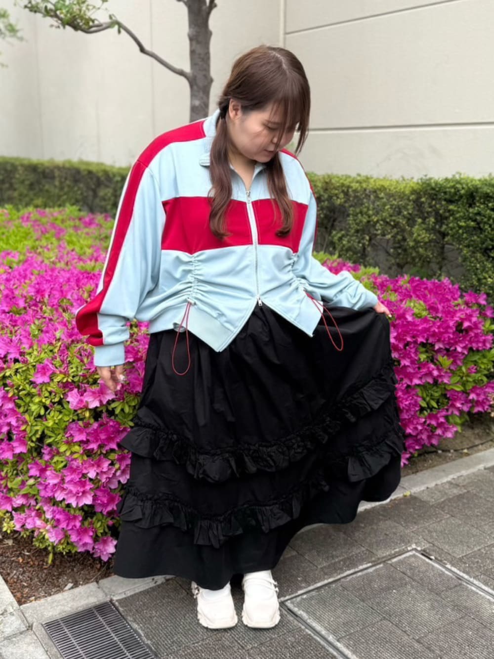 ブラック系のスカート、ホワイト系のジャージを着用したレディースの春コーディネートの4枚目の写真