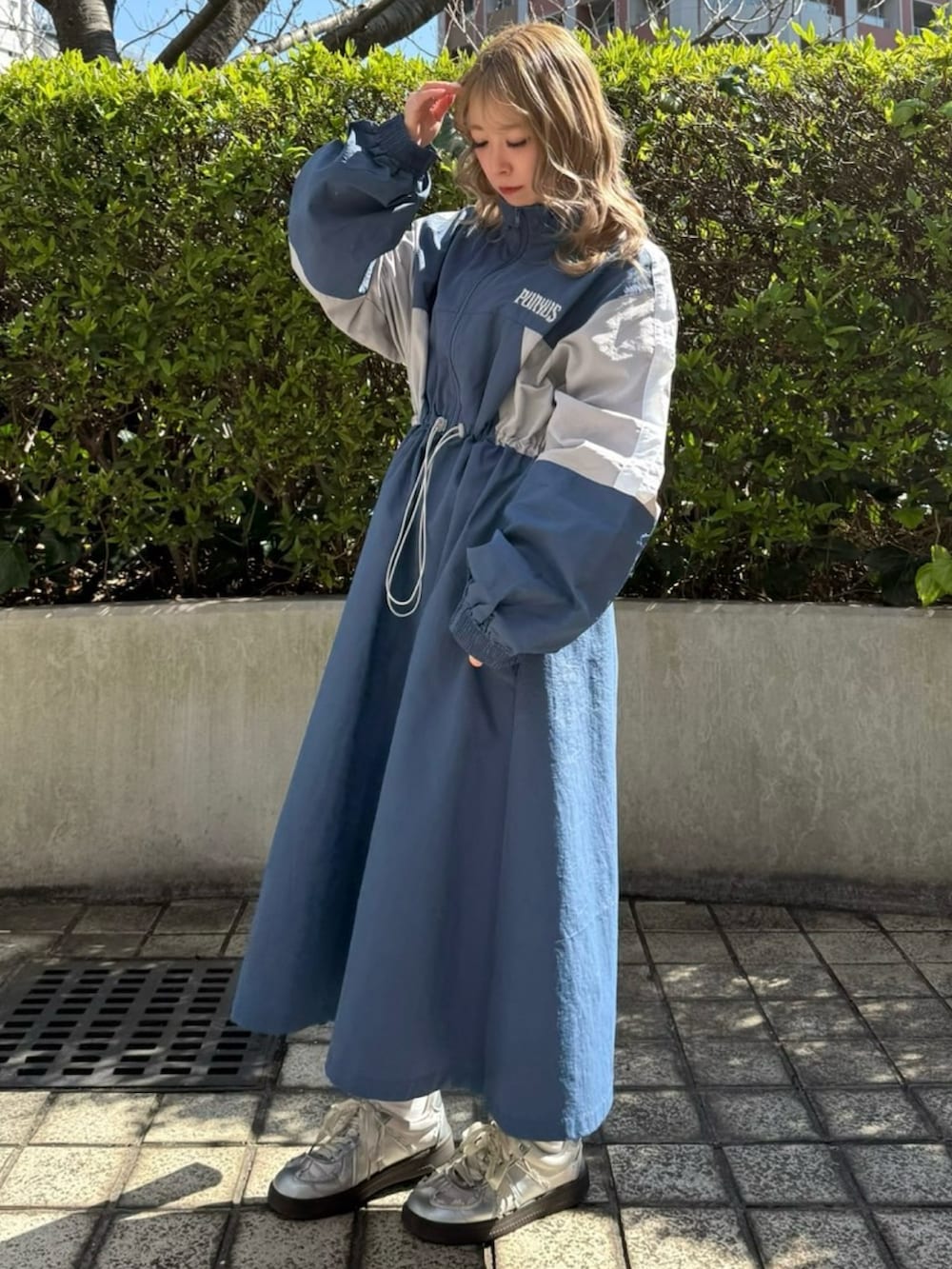 ブルー系のワンピースを着用したレディースの春コーディネートの2枚目の写真