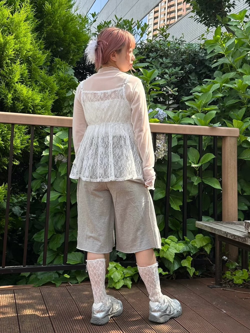 グレー系のスウェットパンツ、ホワイト系のTシャツ/カットソー、ホワイト系のチュニックを着用したレディースの夏コーディネートの5枚目の写真