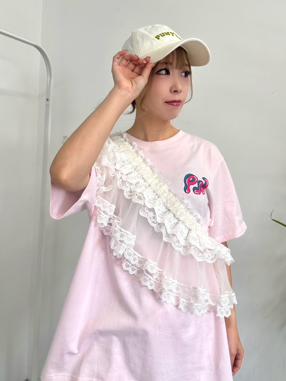 ピンク系のTシャツ/カットソー、ホワイト系のスカート、ホワイト系のその他パンツを着用したレディースの夏コーディネートの7枚目の写真