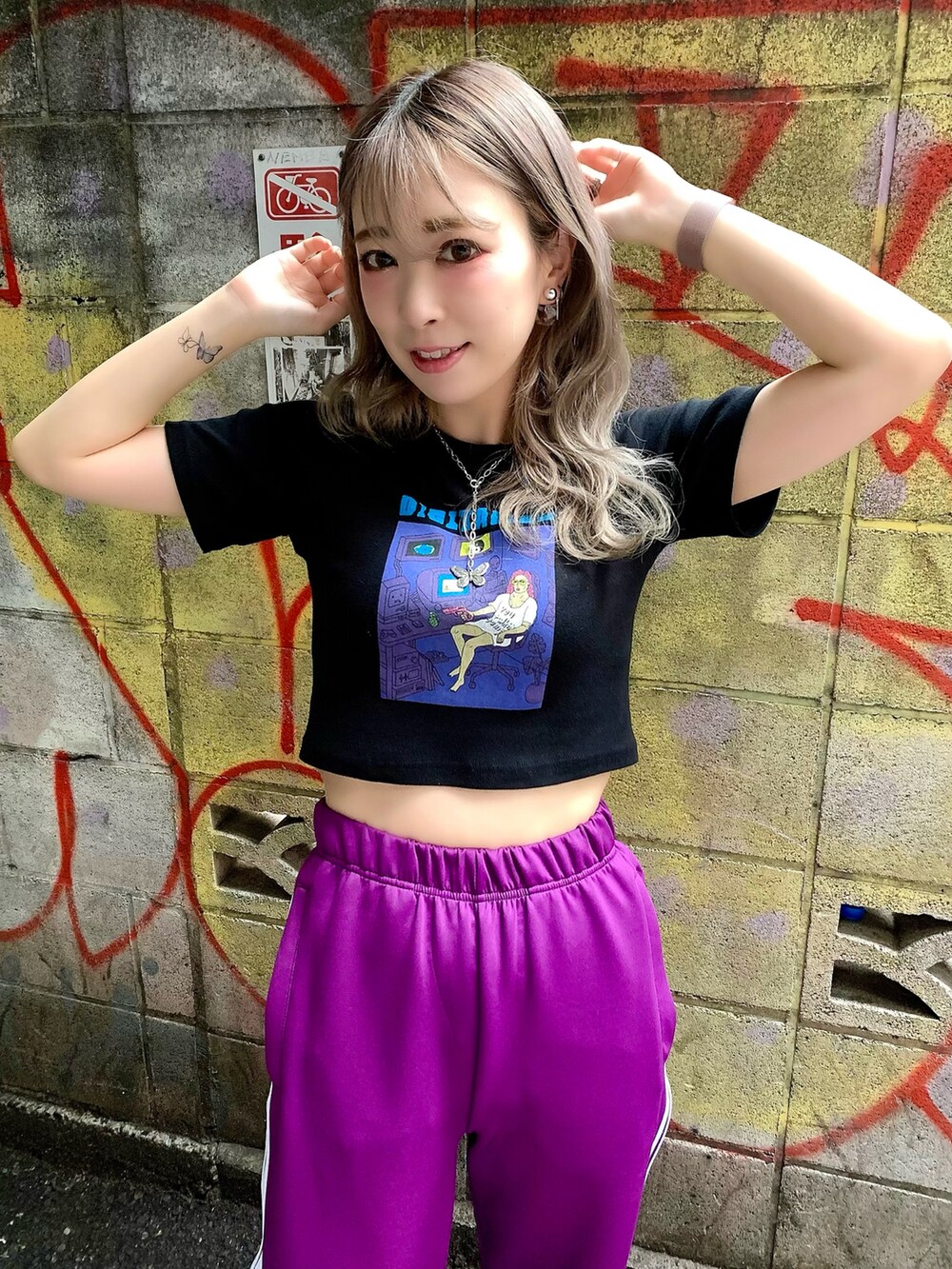 ブラック系のTシャツ/カットソー、パープル系のその他パンツ、ブラック系のブーツを着用したレディースの夏コーディネートの3枚目の写真