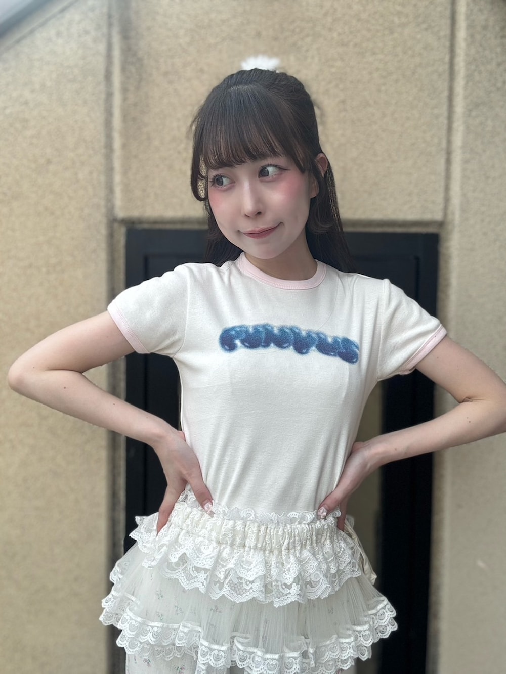 ホワイト系のその他パンツ、ホワイト系のスカート、ホワイト系のTシャツ/カットソーを着用したレディースの夏コーディネートの6枚目の写真
