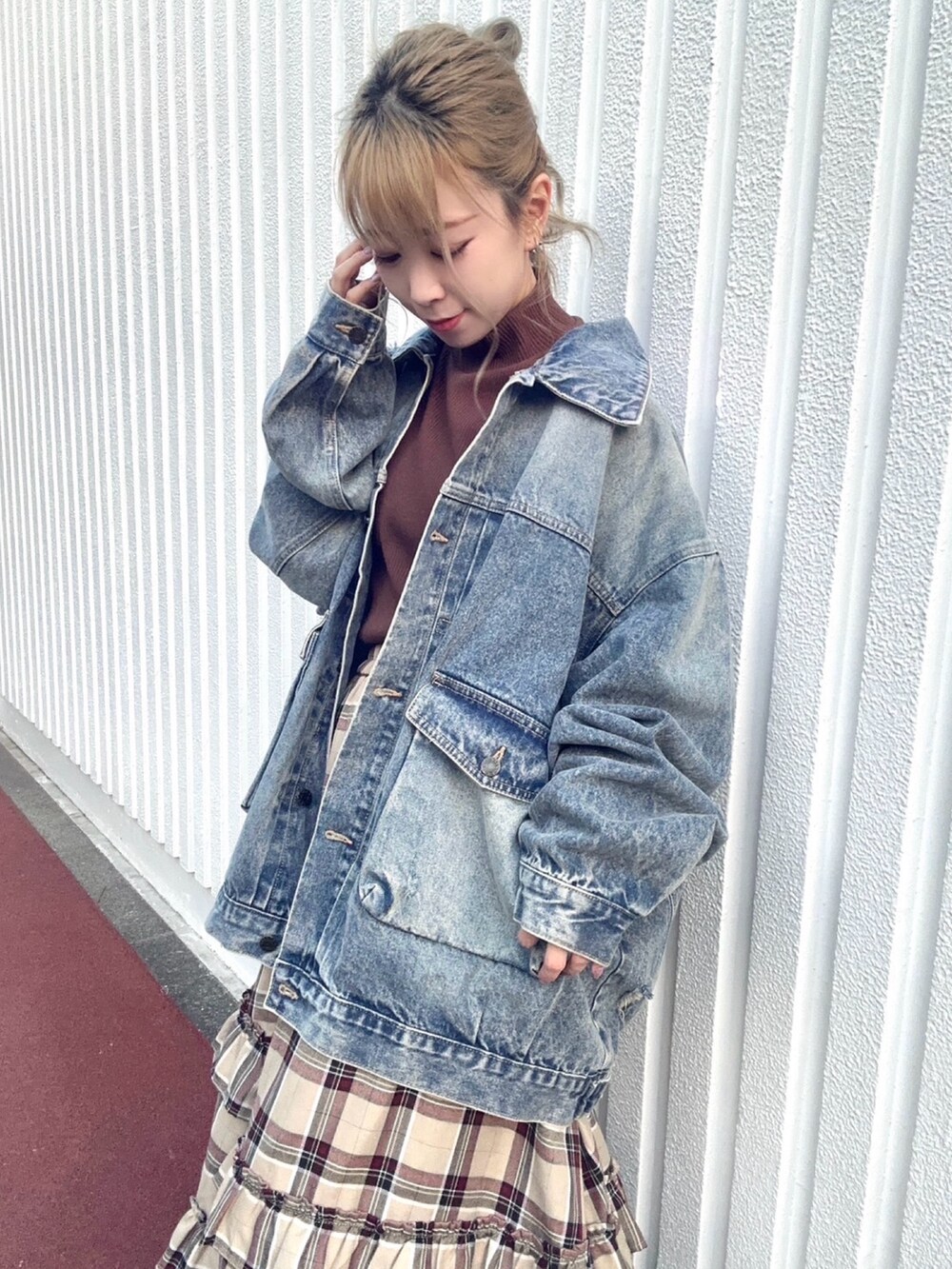 ベージュ系のスカート、ブルー系のデニムジャケット、ブラウン系のTシャツ/カットソーを着用したレディースの秋コーディネートの3枚目の写真