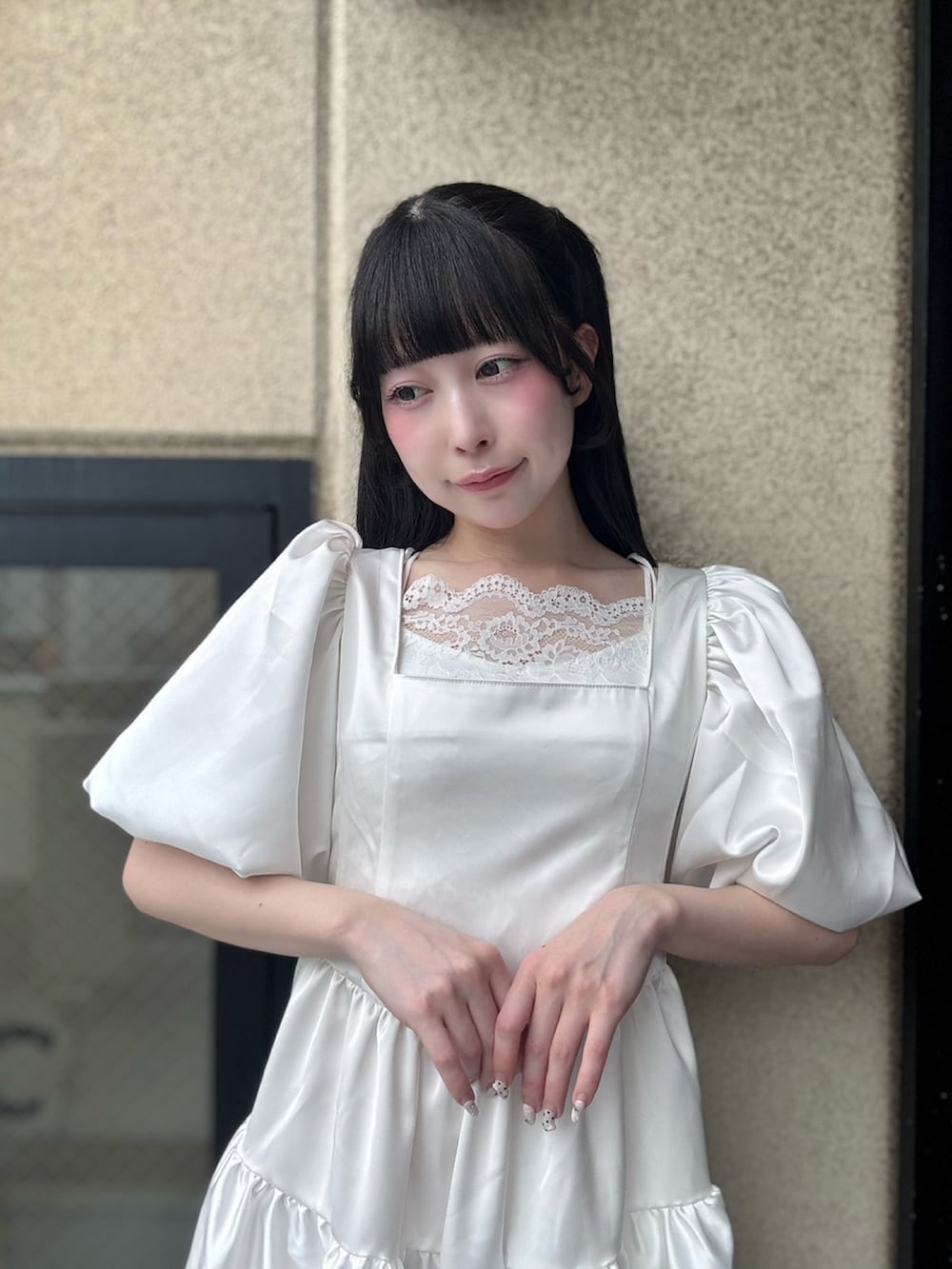 ホワイト系のワンピースを着用したレディースの夏コーディネートの7枚目の写真